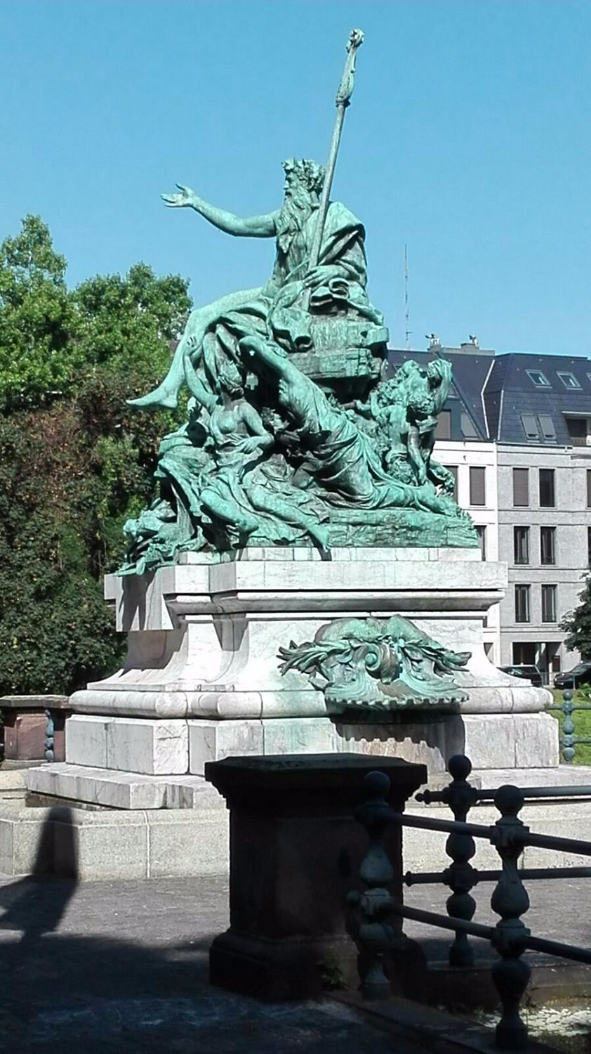 라인강의 아버지와 그의 딸들 (파터 라인 운트 자이네 퇴히터)